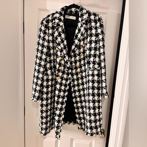 BUTTONED COAT

Black / White